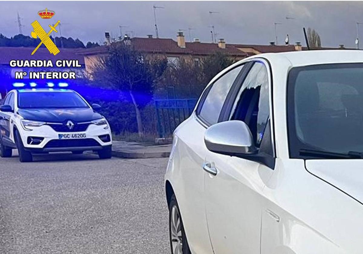 La Guardia Civil tras un turismo afectado.