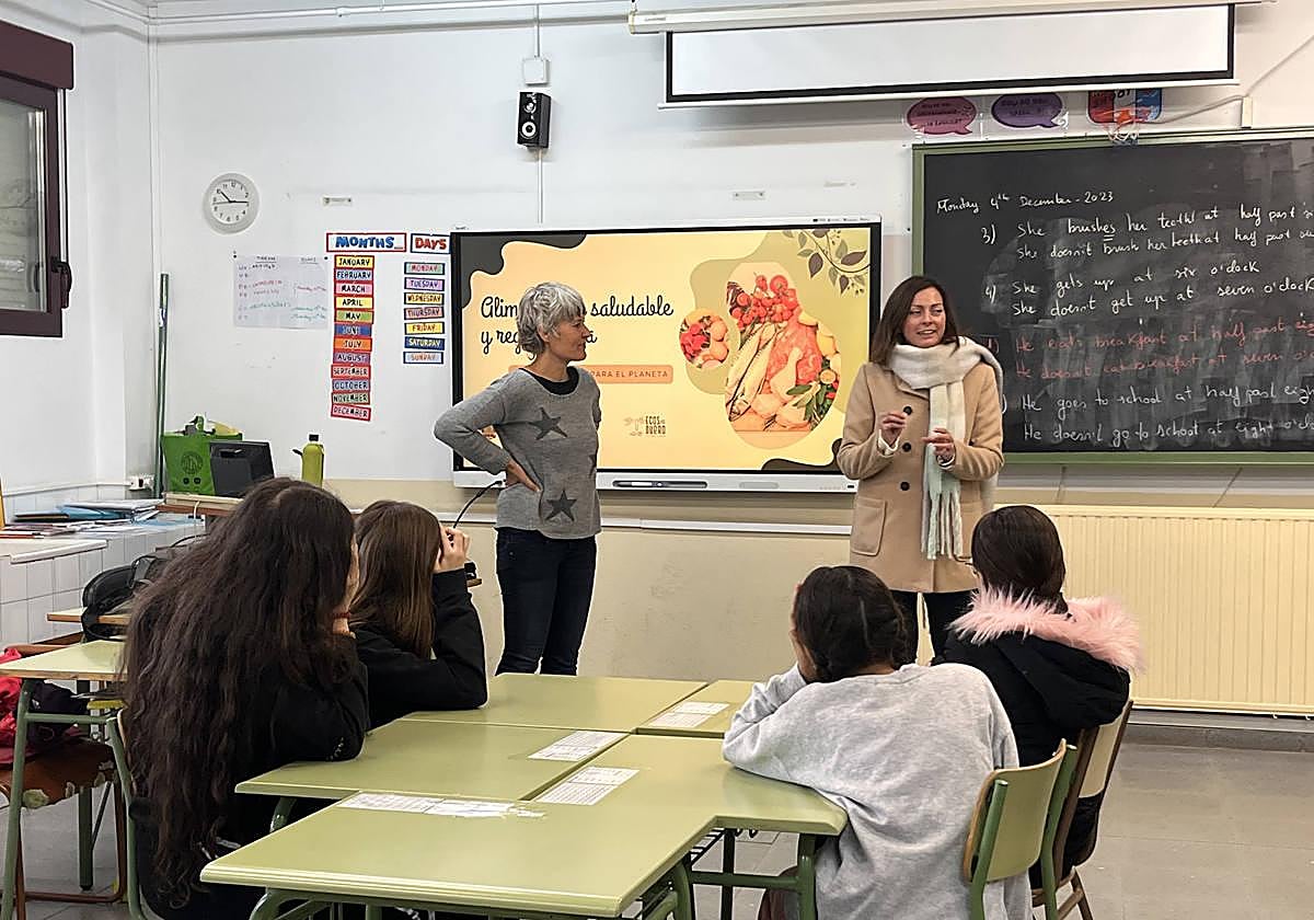 Belén Esteban, concejala de Consumo y Comercio del Ayuntamiento de Aranda, explica a los escolares el objetivo de los talleres.