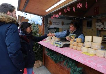 El mercado de la plaza de la Catedral alimenta el espíritu navideño de los burgaleses