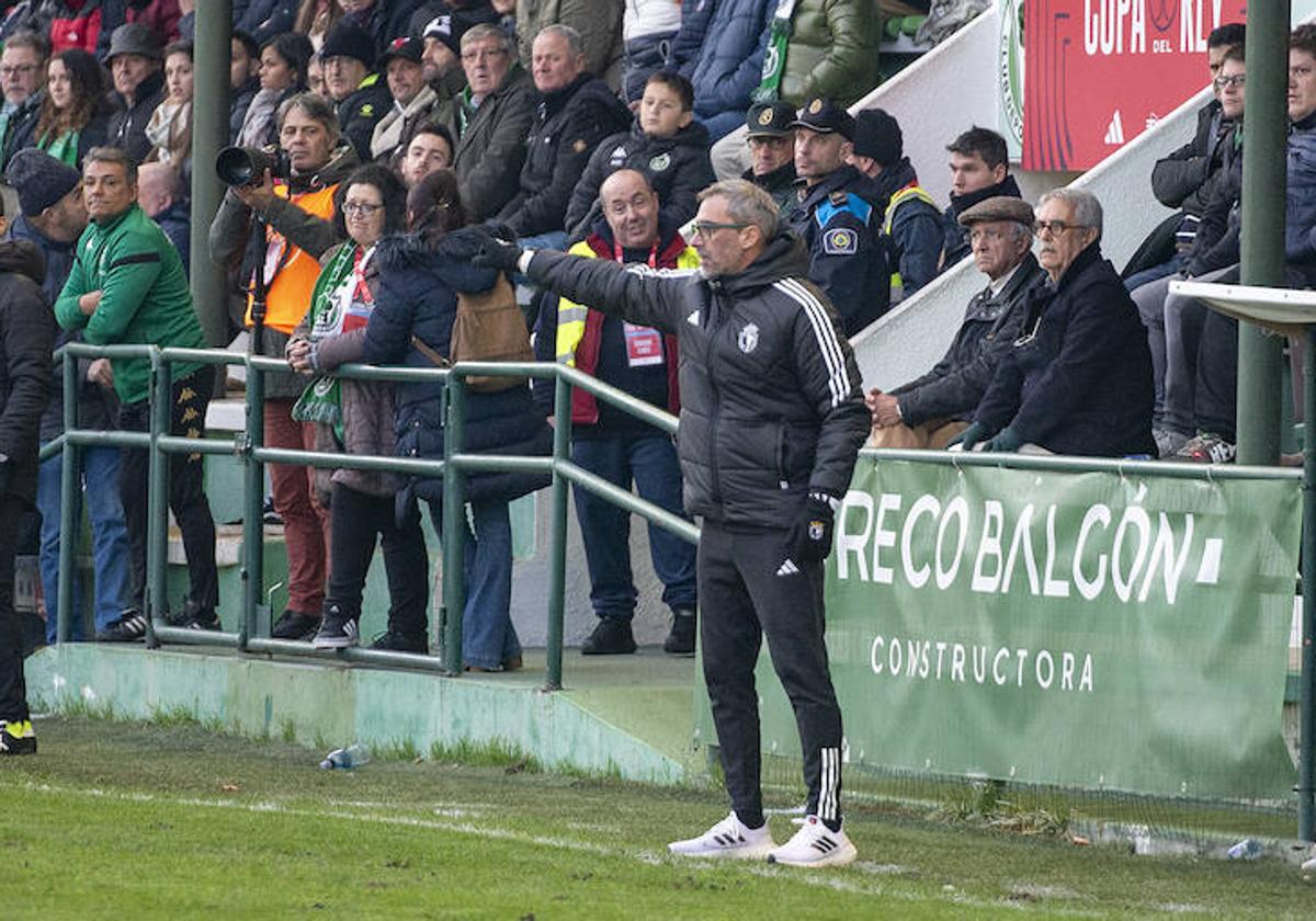 Bolo da instrucciones durante el partido