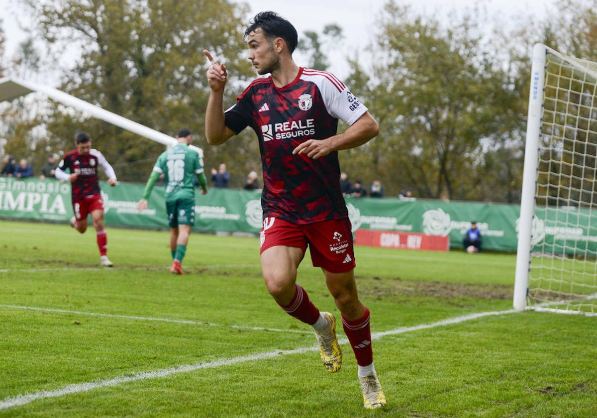 Bermejo celebra uno de los dos tantos que anotó este miércoles para darle el pase al Burgos CF a dieciseisavos de Copa en el Municipal de Espiñedo