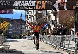 Felipe Orts, cruza la línea de meta en Tarazona.