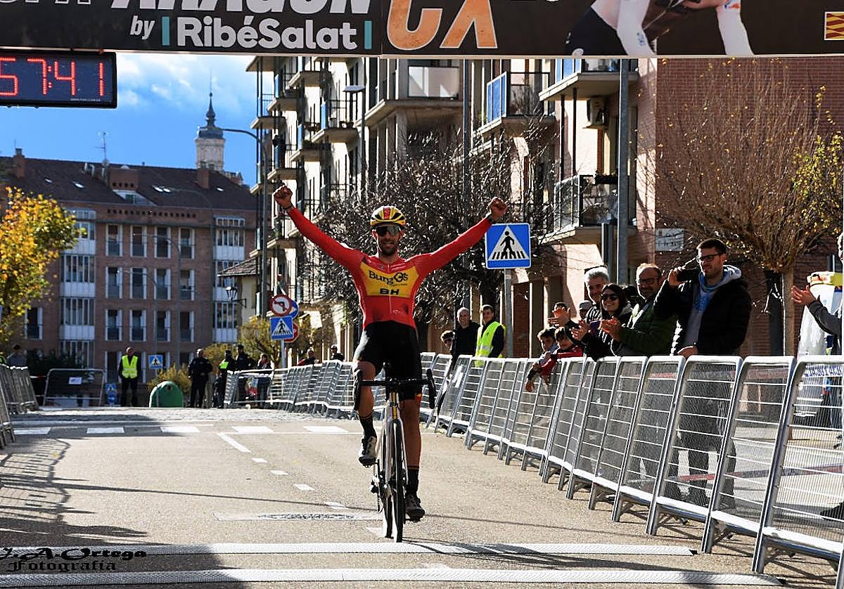 Felipe Orts, cruza la línea de meta en Tarazona.