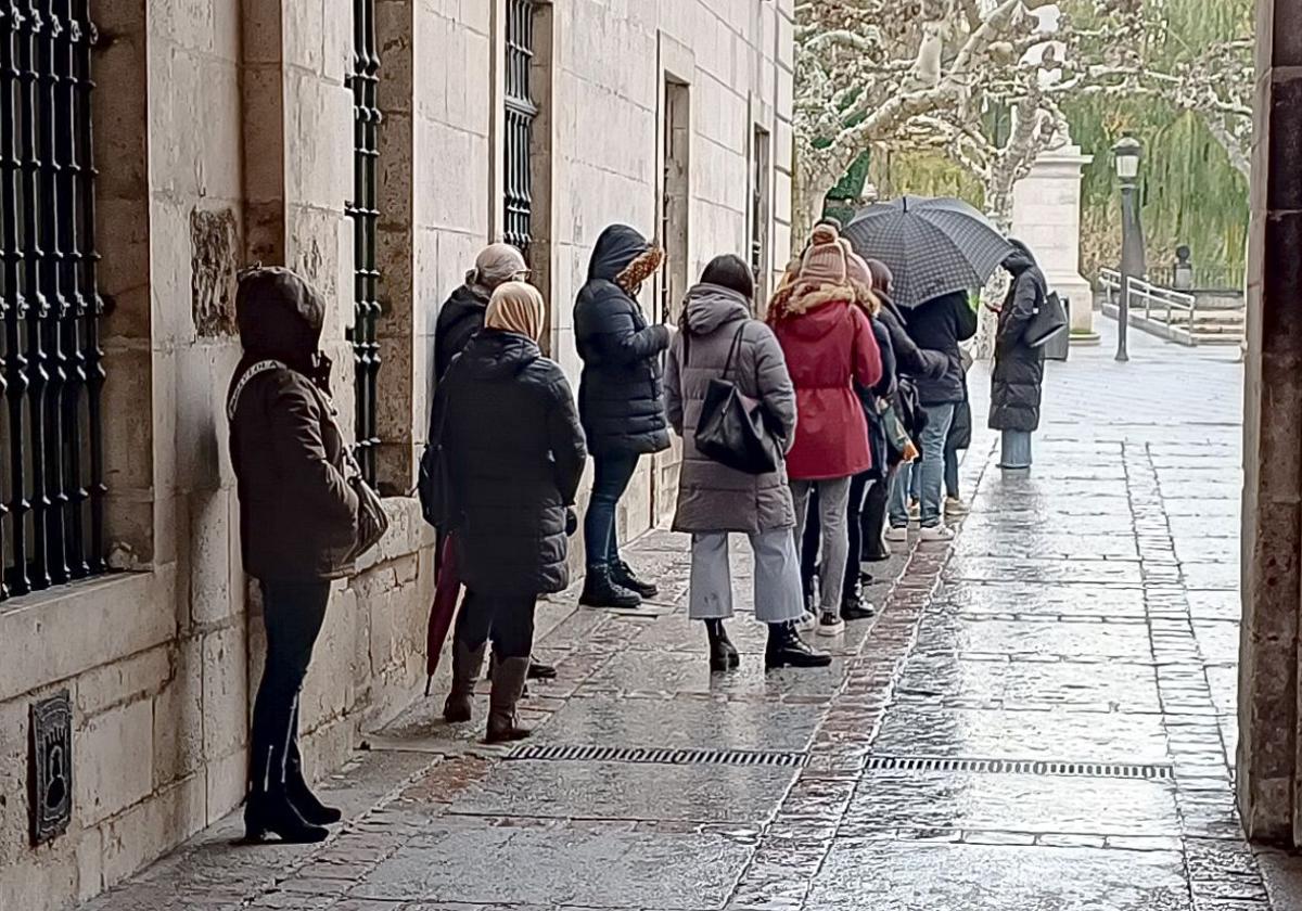 A pesar del refuerzo, aún siguen registrándose colas en el padrón.