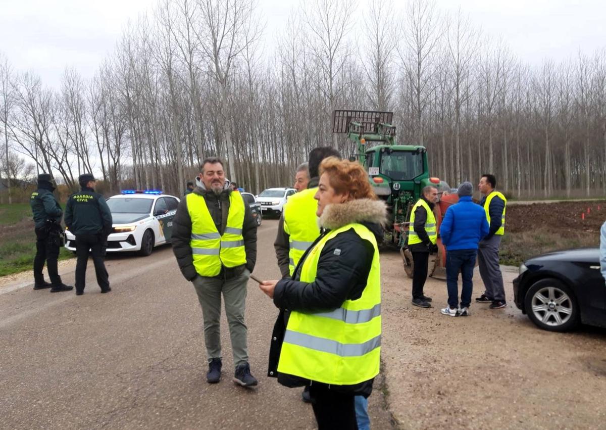 Imagen secundaria 1 - Los alcaldes han protestado en el lugar del corte de la carretera. 