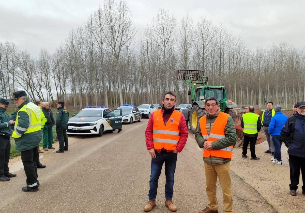 Imagen principal - Los alcaldes han protestado en el lugar del corte de la carretera. 