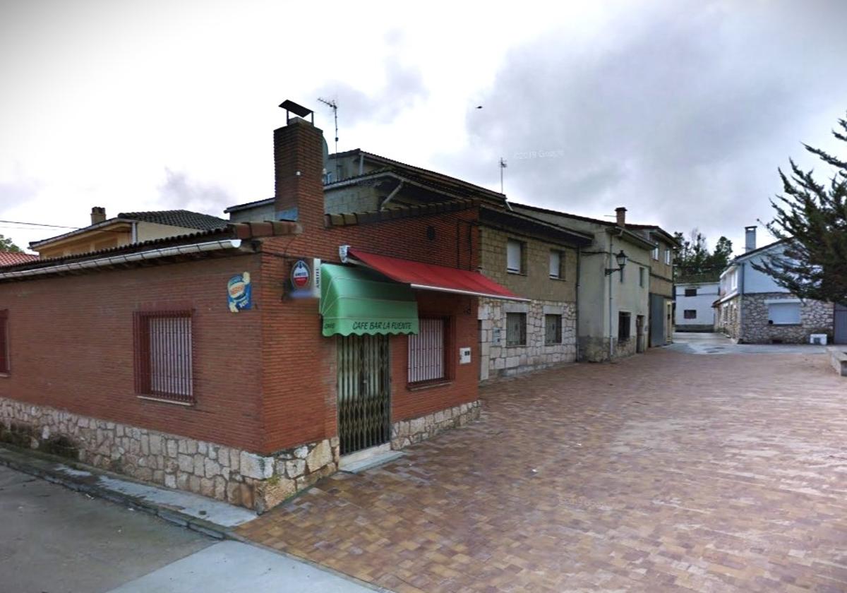 Local del bar ubicado en la plaza Mayor de Madrigalejo del Monte.
