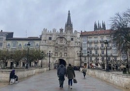 Personas paseando frente al arco de Santa María, en Burgos.