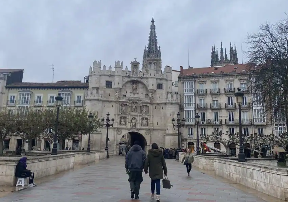 Personas paseando frente al arco de Santa María, en Burgos.