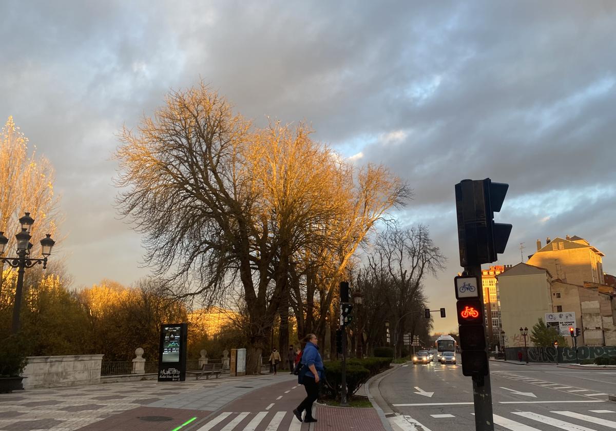 Gente paseando por el centro de Burgos