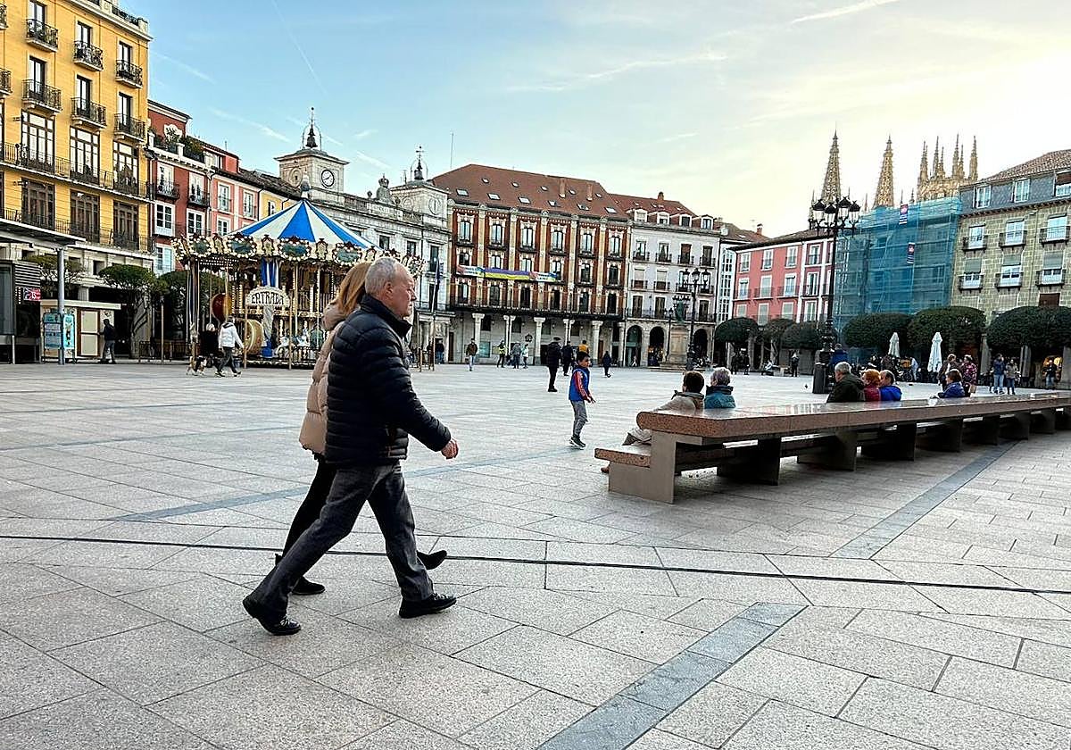 Dos personas pasean por la Plaza Mayor de Burgos
