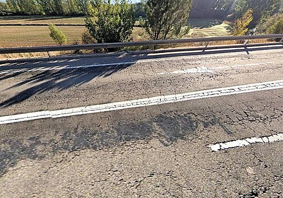 Estado de un tramo de la variante de la N-234 a su paso por Salas. Imagen de septiembre de 2023.