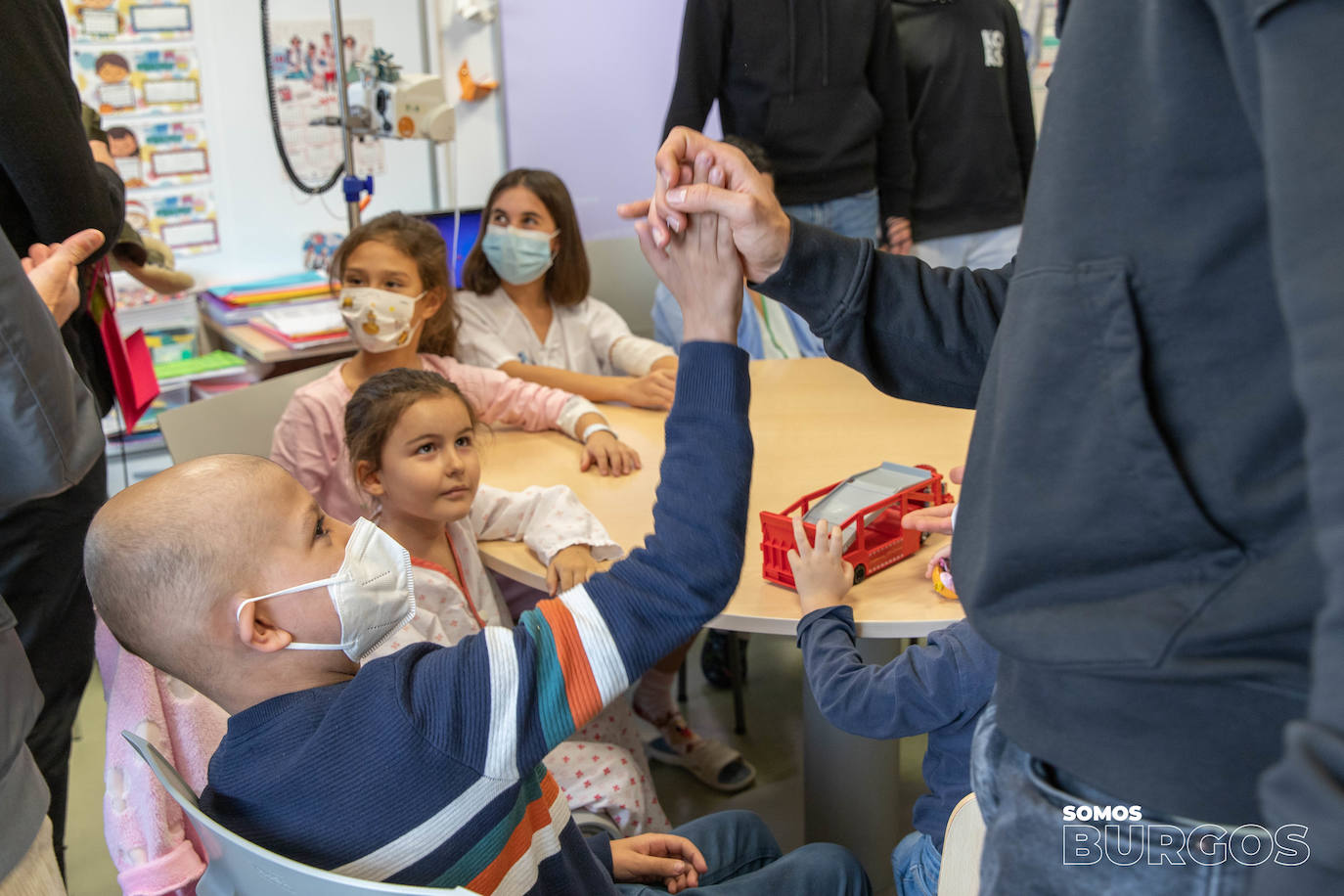 Los jugadores del Burgos CF visitan a los niños hospitalizados en el HUBU por Navidad