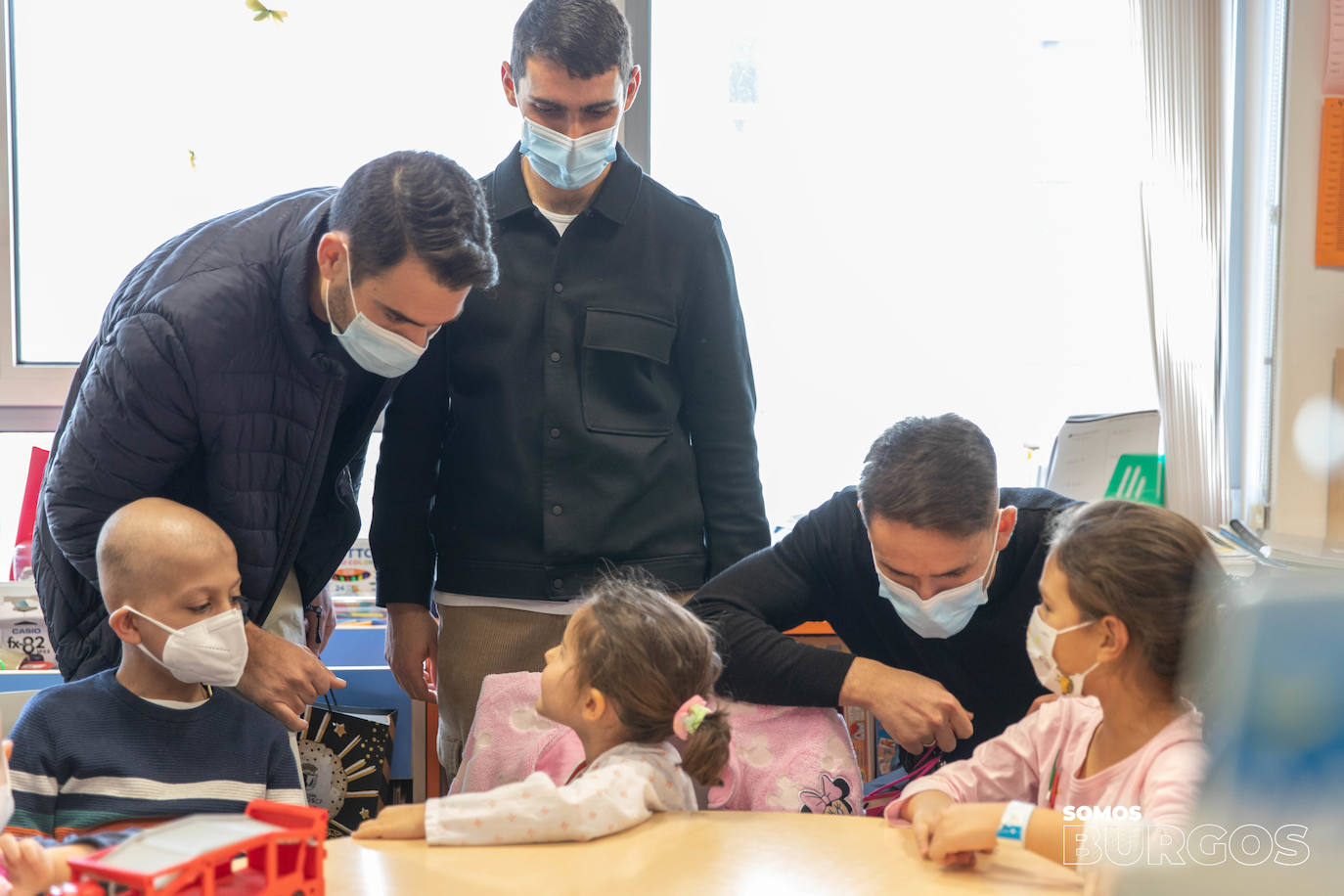 Los jugadores del Burgos CF visitan a los niños hospitalizados en el HUBU por Navidad