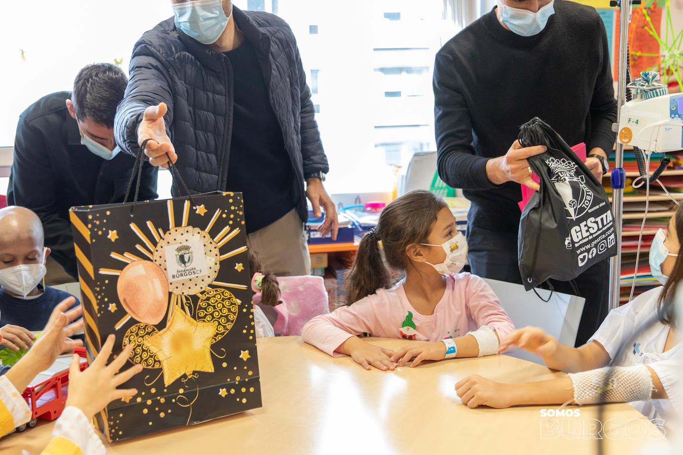 Los jugadores del Burgos CF visitan a los niños hospitalizados en el HUBU por Navidad