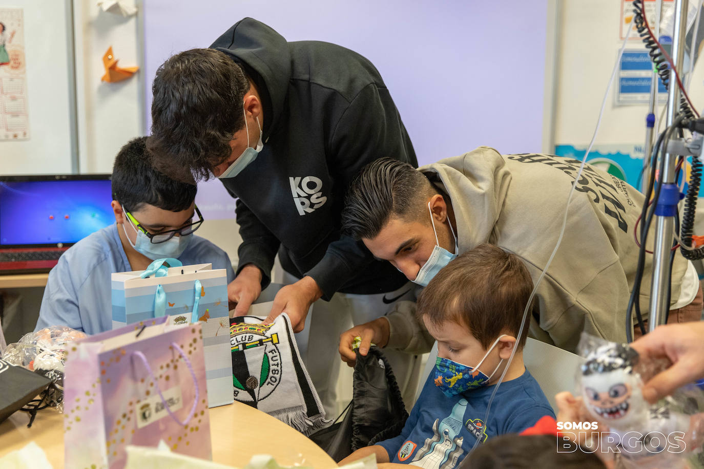 Los jugadores del Burgos CF visitan a los niños hospitalizados en el HUBU por Navidad