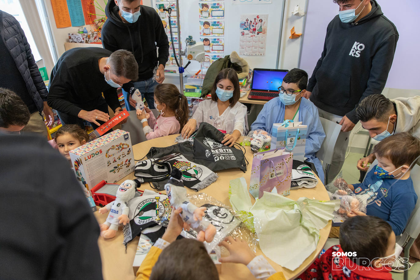 Los jugadores del Burgos CF visitan a los niños hospitalizados en el HUBU por Navidad