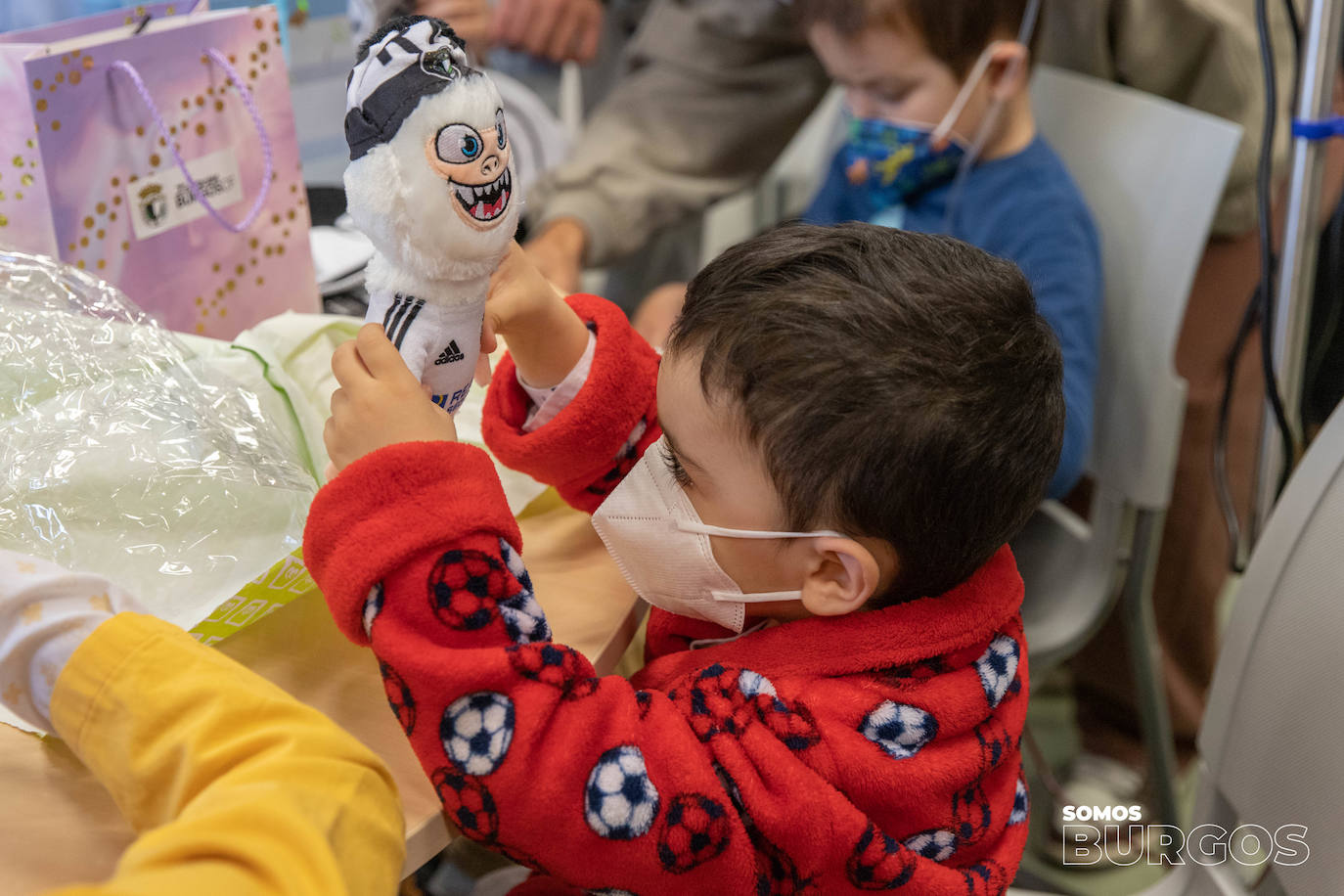 Los jugadores del Burgos CF visitan a los niños hospitalizados en el HUBU por Navidad