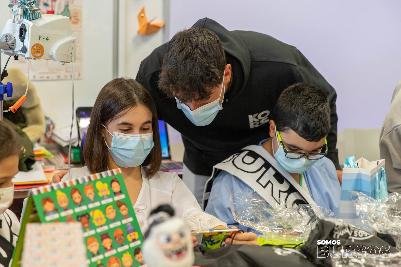 Los jugadores del Burgos CF visitan a los niños hospitalizados en el HUBU por Navidad