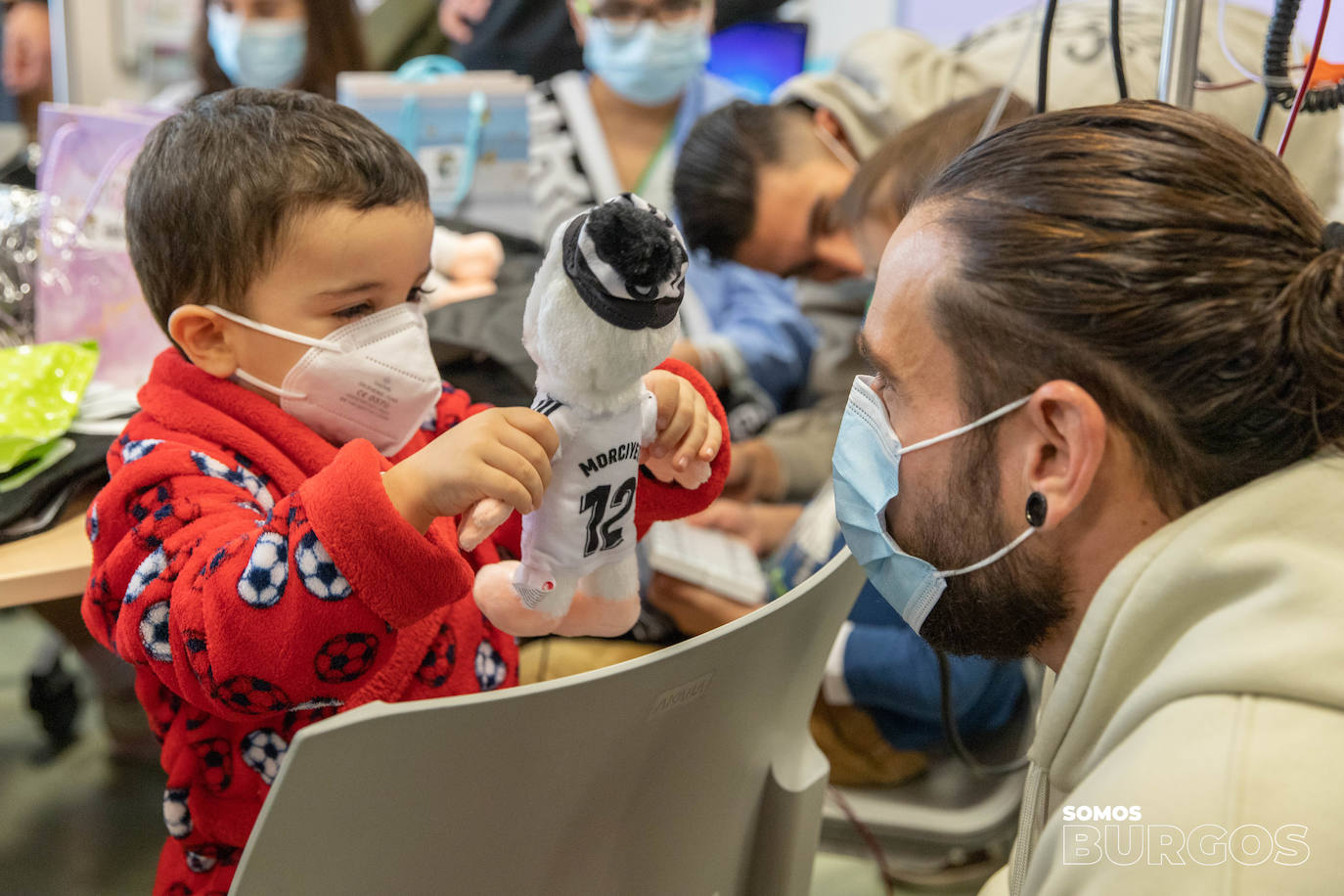 Los jugadores del Burgos CF visitan a los niños hospitalizados en el HUBU por Navidad