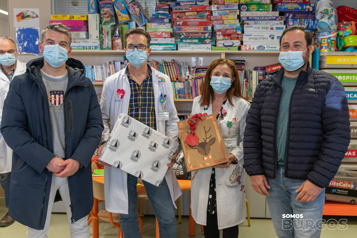 Los jugadores del Burgos CF visitan a los niños hospitalizados en el HUBU por Navidad