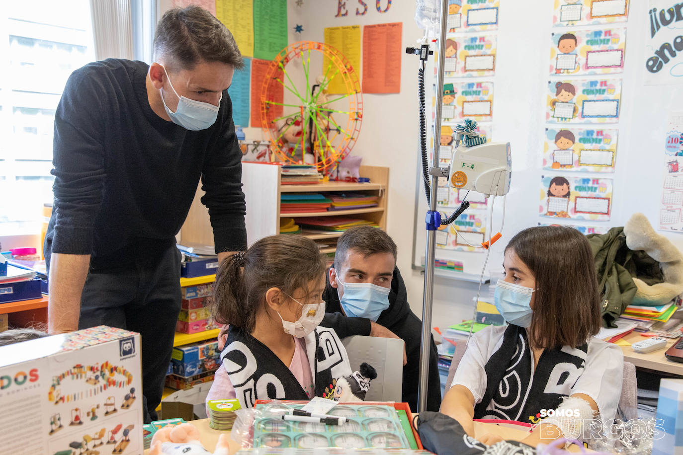 Los jugadores del Burgos CF visitan a los niños hospitalizados en el HUBU por Navidad