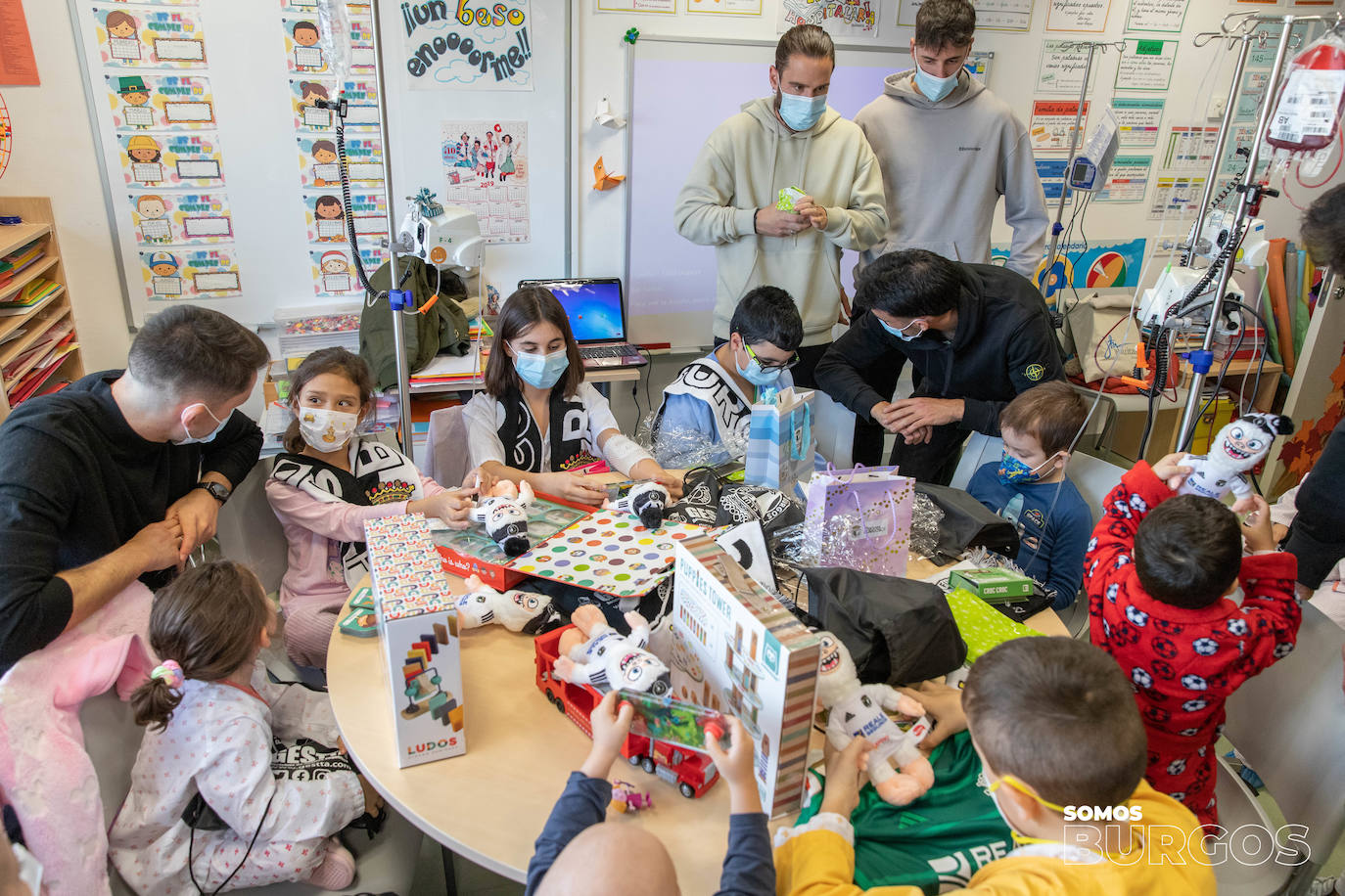 Los jugadores del Burgos CF visitan a los niños hospitalizados en el HUBU por Navidad