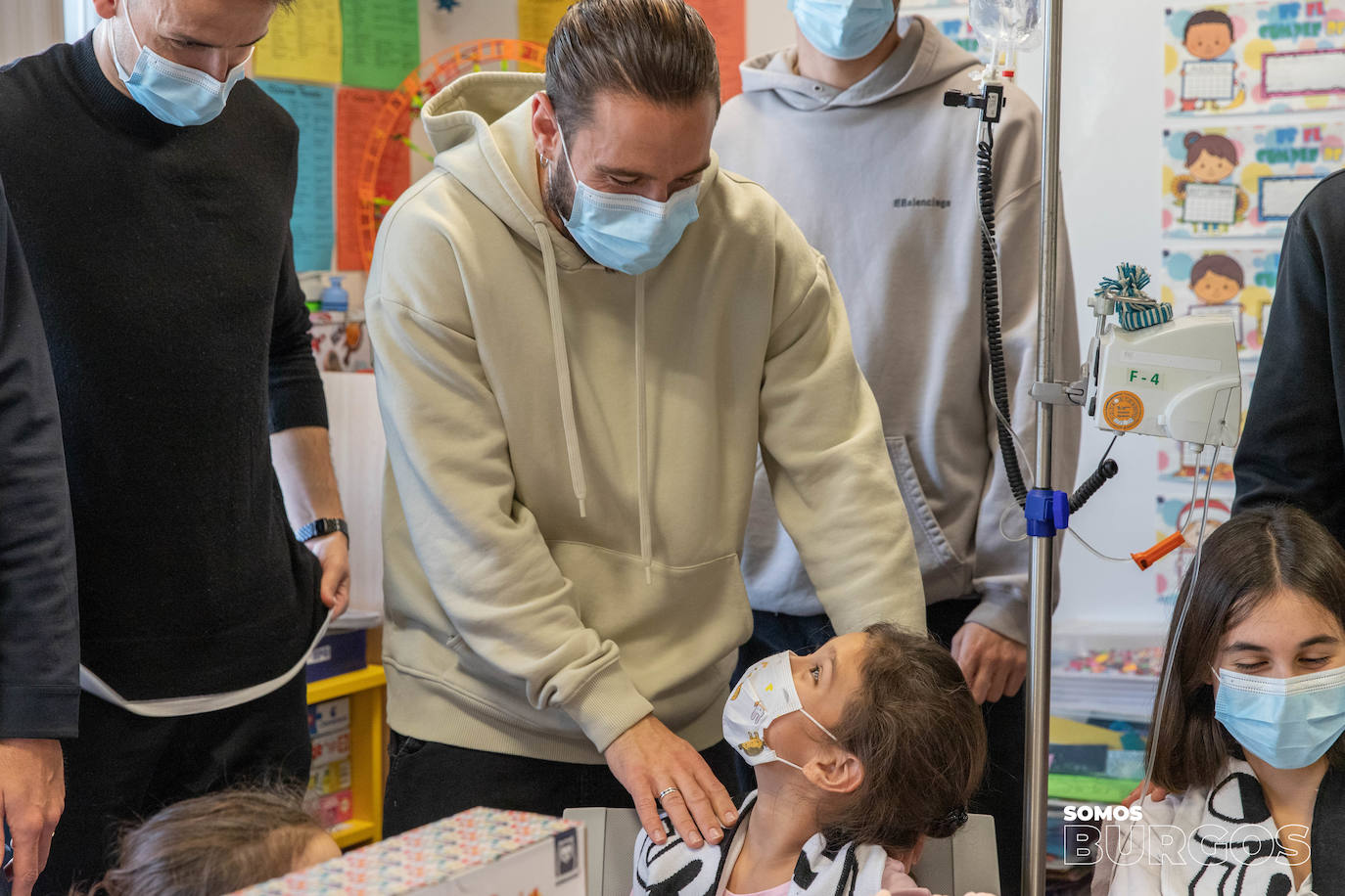 Los jugadores del Burgos CF visitan a los niños hospitalizados en el HUBU por Navidad