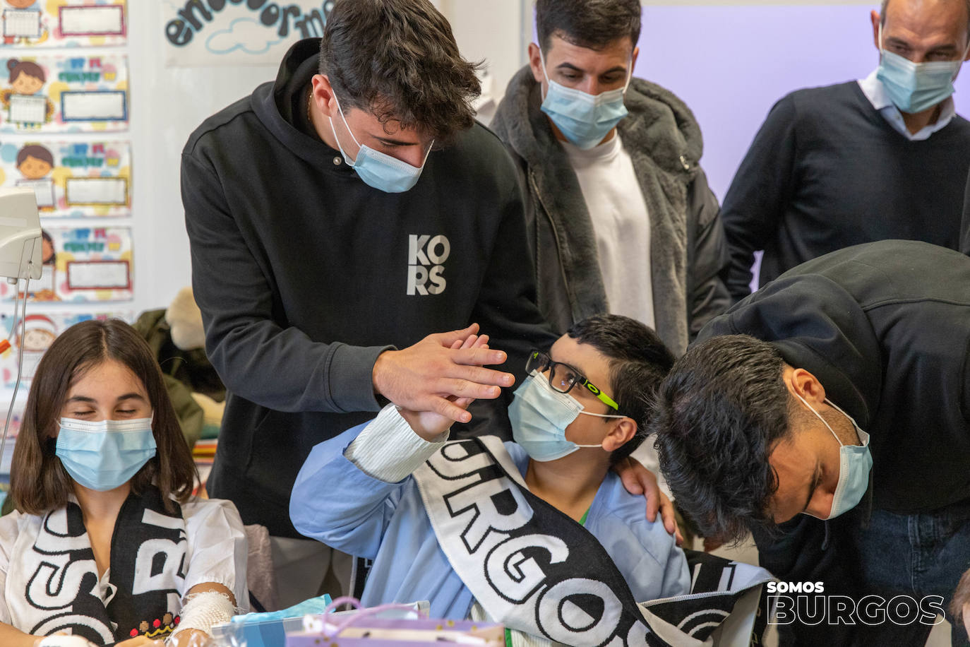 Los jugadores del Burgos CF visitan a los niños hospitalizados en el HUBU por Navidad