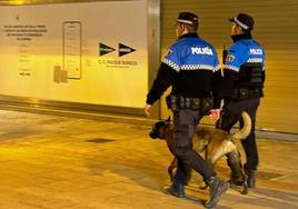 Dos agentes de la Policía Local de Burgos por las calles de la ciudad.