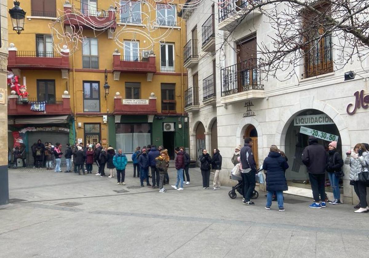 Colas a media mañana a la puerta del café Central de Aranda.