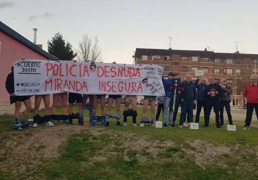 La Policía Local de Miranda protesta bajándose los pantalones ante la ministra de Transportes