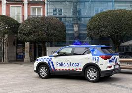 Coche de Policía Local en la plaza Mayor de Burgos.