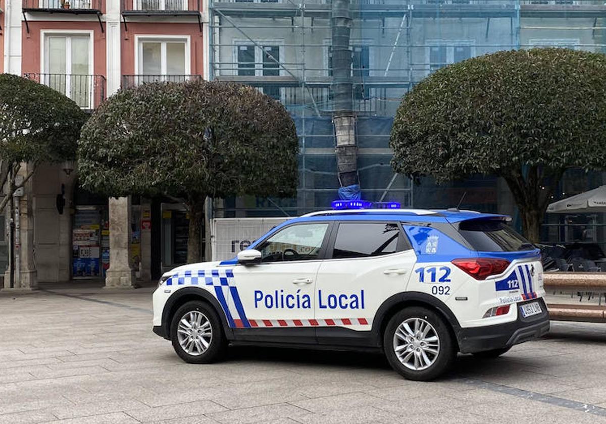 Coche de Policía Local en la plaza Mayor de Burgos.