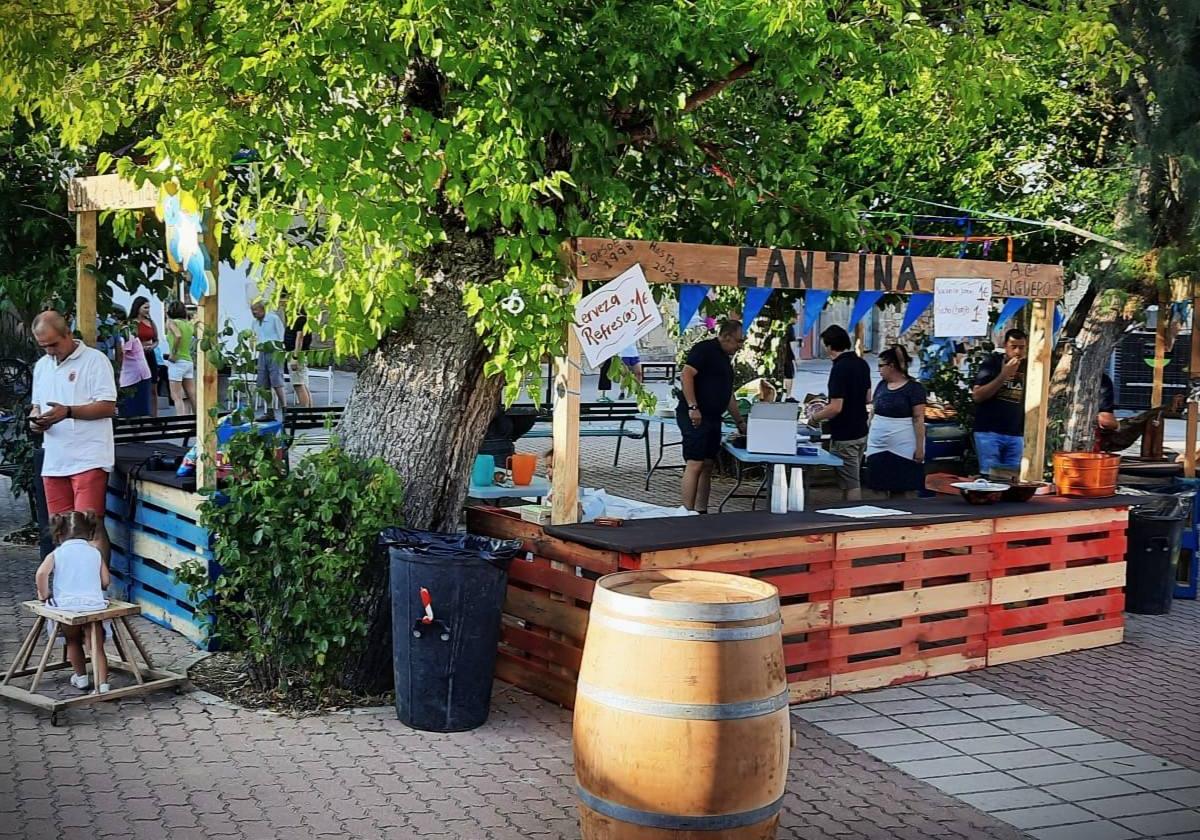 La fiesta del 25 aniversario de la Asociación Salgüero en la plaza de La Gallega.