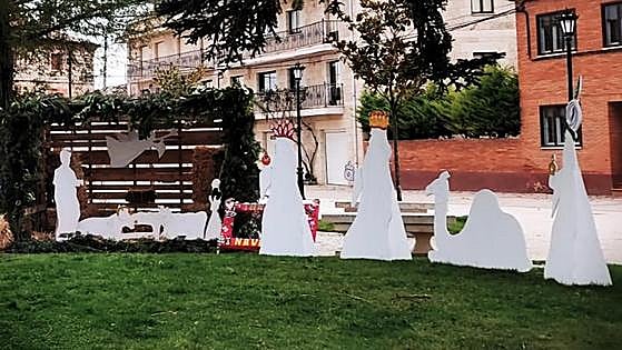 Tardajos luce una decoración navideña elaborada por sus vecinas con elementos reciclados
