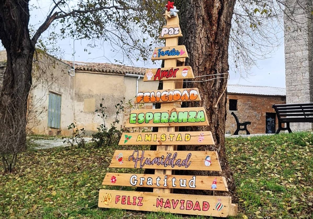 Imagen principal - Elementos navideños en Tardajos elaborados por mujeres con elementos reciclados. 