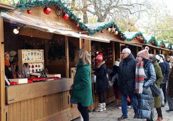 El Mercado Navideño de Oficios Artesanos es una opción escogida por los burgaleses para comprar regalos.