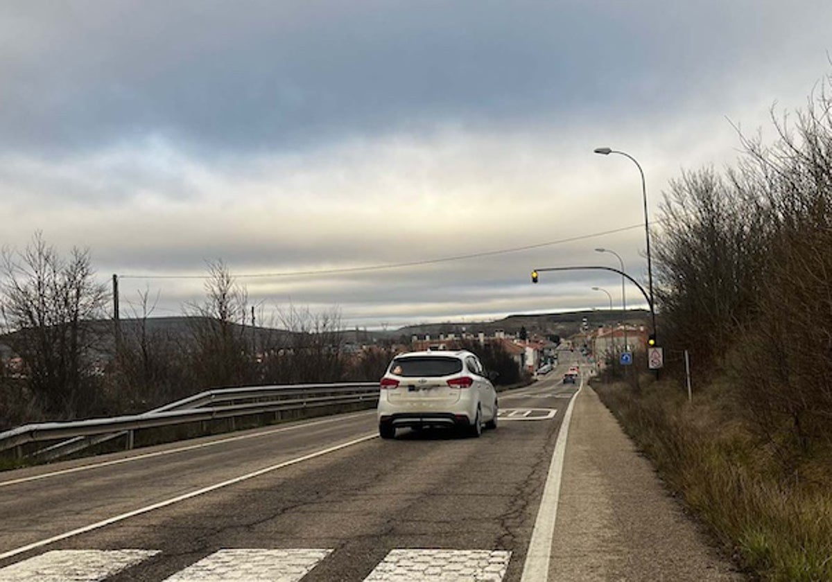 Acceso por la carretera de Burgos al barrio de Villatoro.