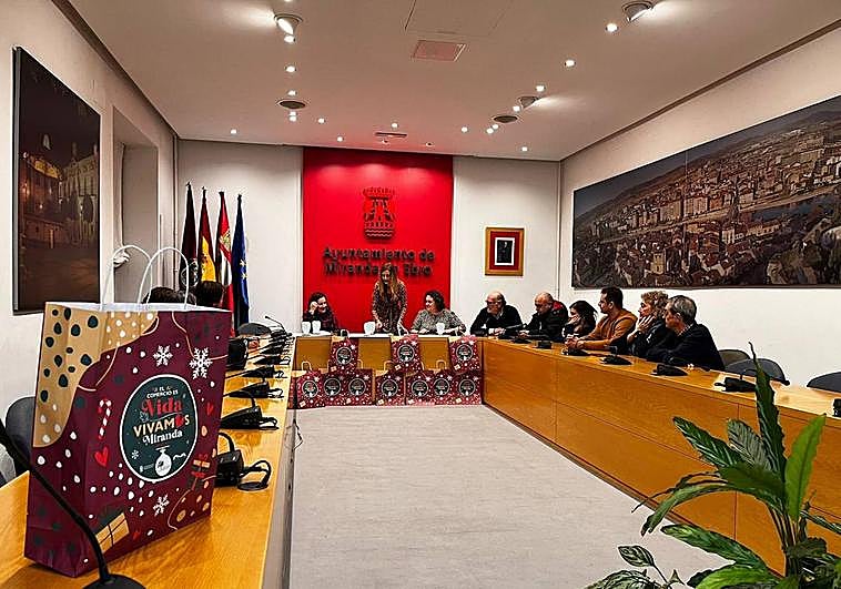 Presentación de la campaña de decoración de escaparates navideños en Miranda de Ebro.