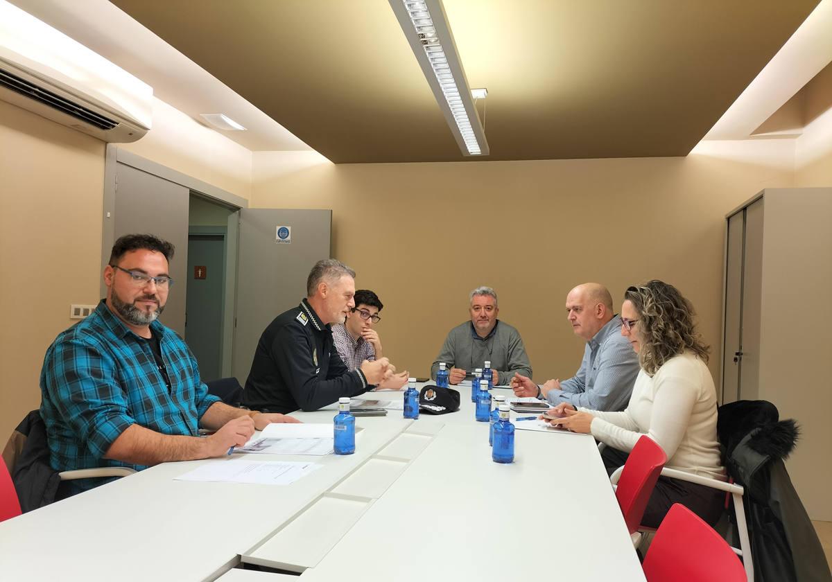 Reunión en la que se abordado mejorar las medidas de recogia de residuos, 'puerta a puerta'.