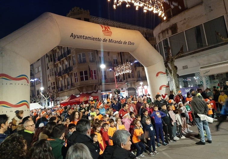 Centenares de personas han participado en la tradicional San Silvestre mirandesa