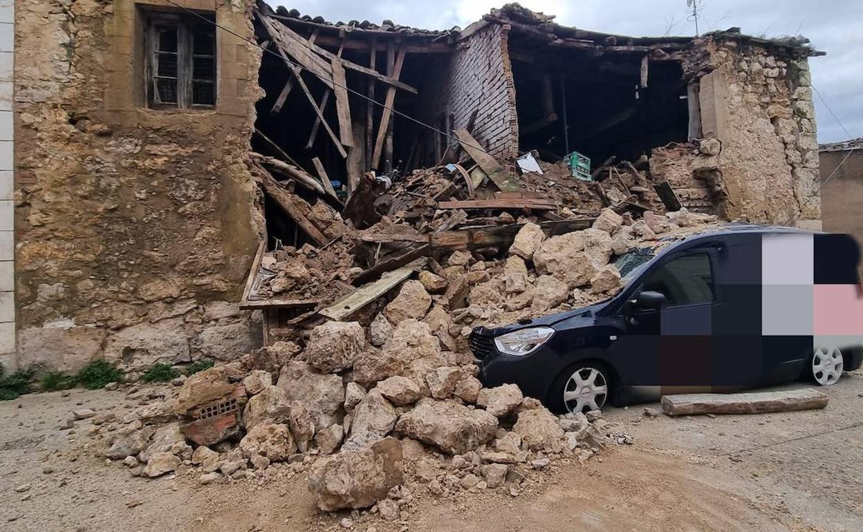 El viento sobre una casa derrumbada ha causado daños materiales en el barrio burgalés de Cortes. 