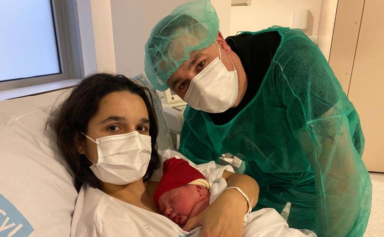 Laura Izquierdo y Claudio Pertrisa posan con su hija, Lua Gabriela, la primera bebé del año en Burgos