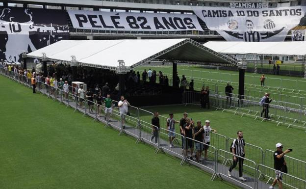 El féretro con los restos mortales de Pelé, en el centro del campo del Santos. 