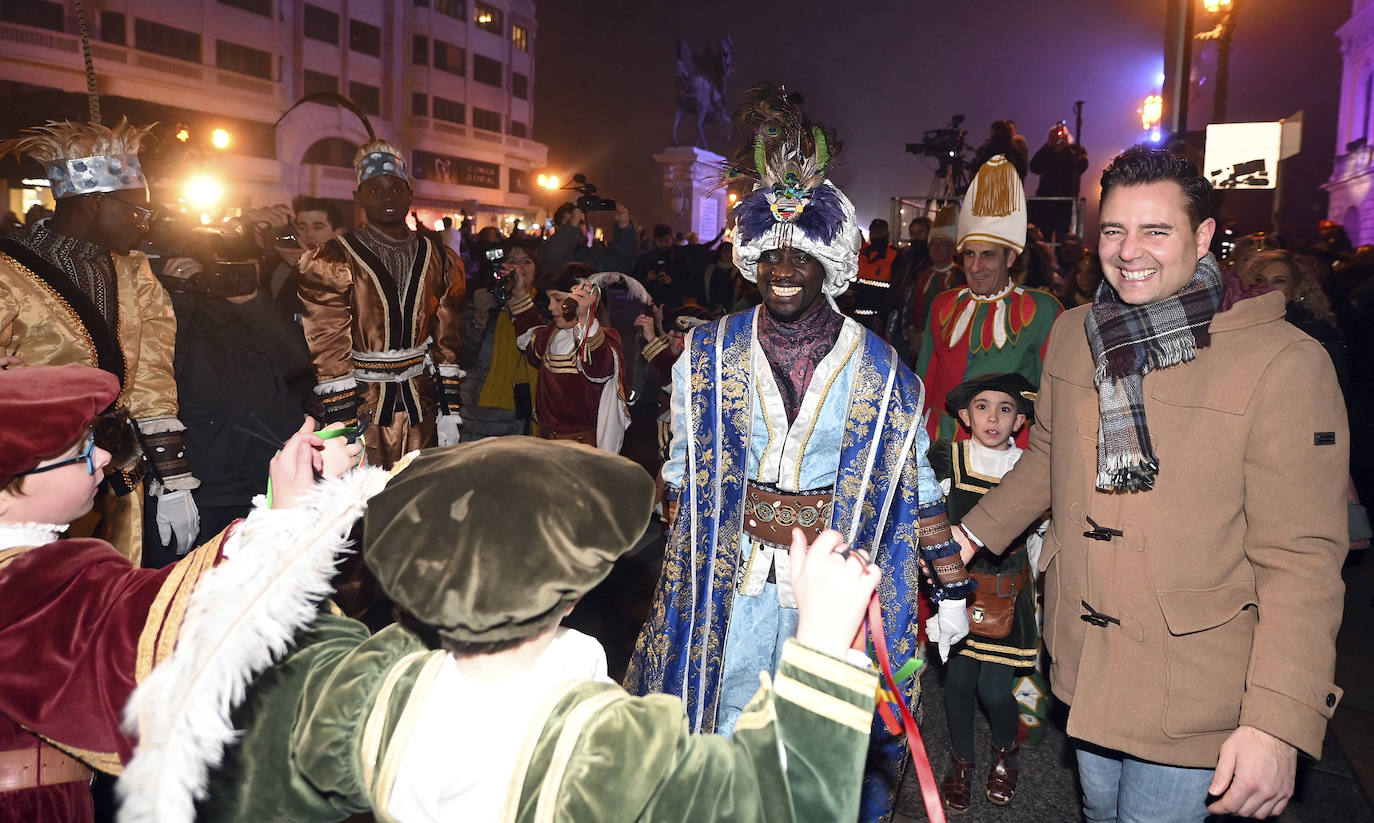 Un gran dragón ha escoltado a los Magos de Oriente en Burgos.