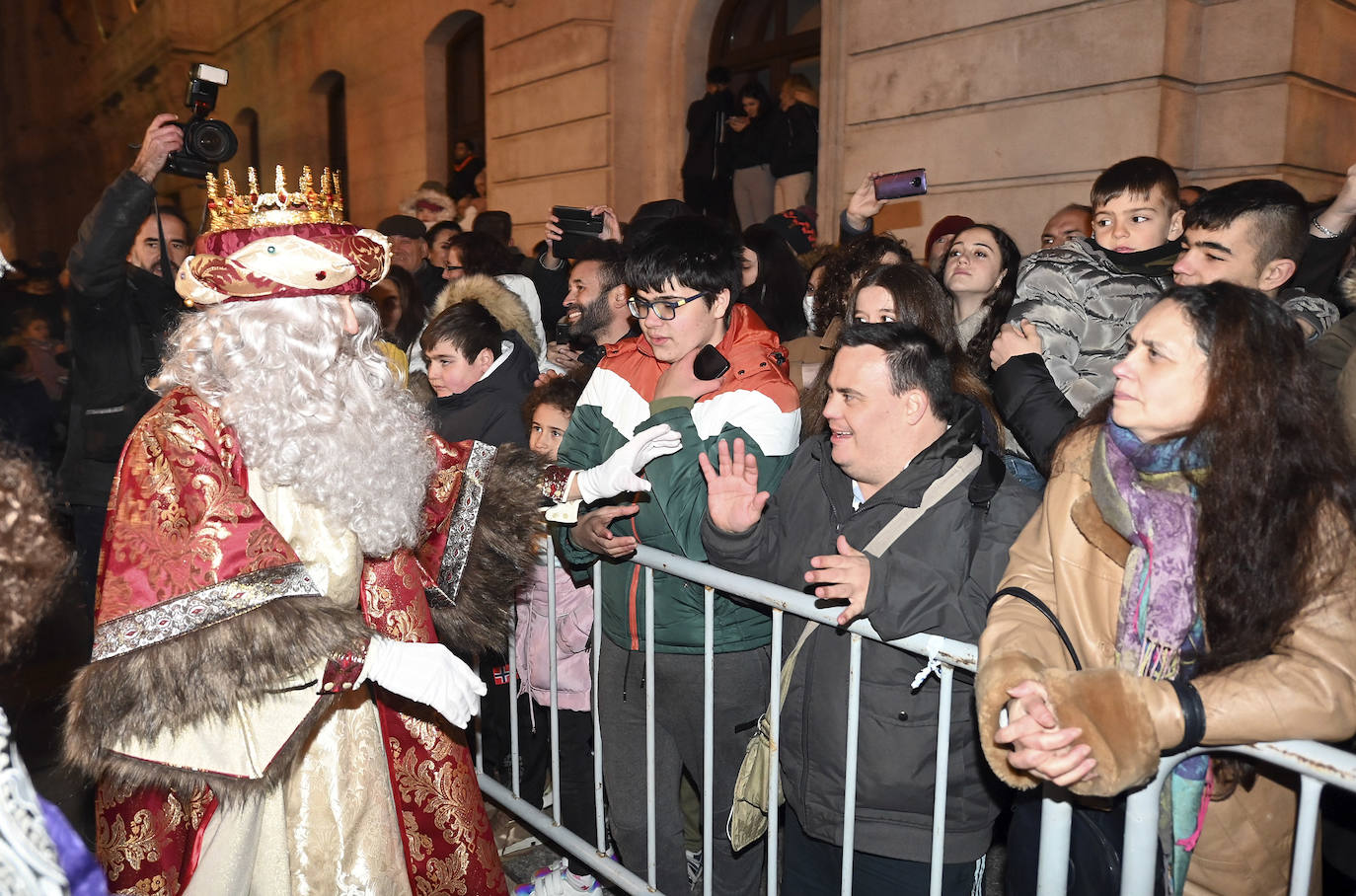 Un gran dragón ha escoltado a los Magos de Oriente en Burgos.