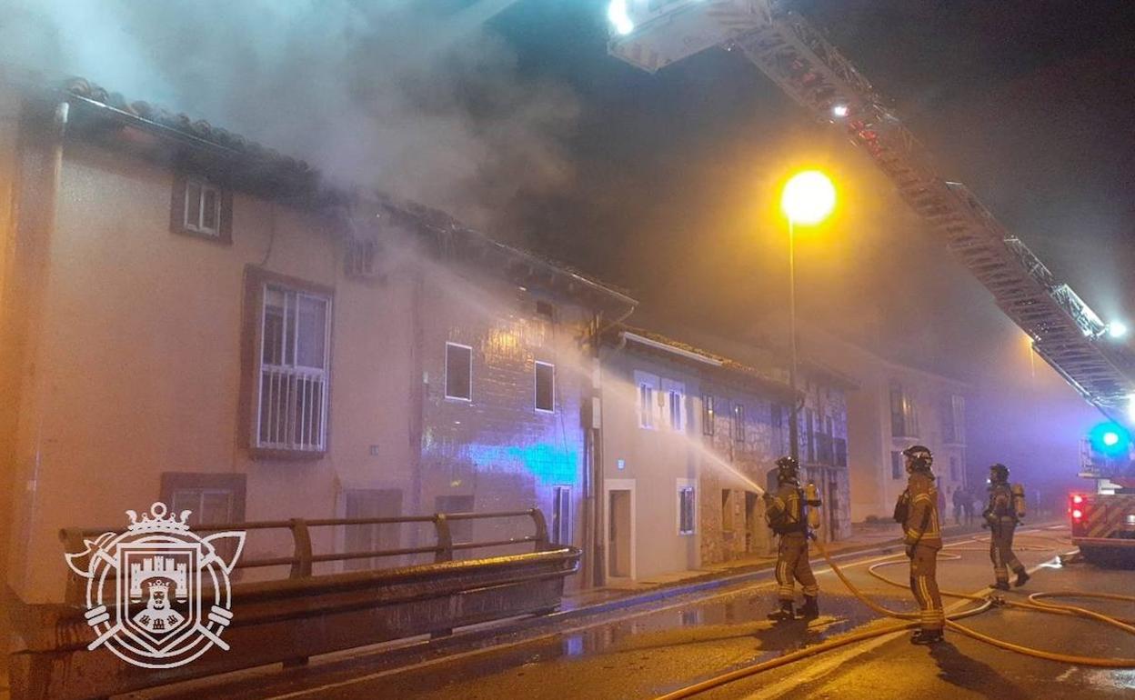 Los Bomberos de Burgos trabajan en la extinción del incendio en Castañares.