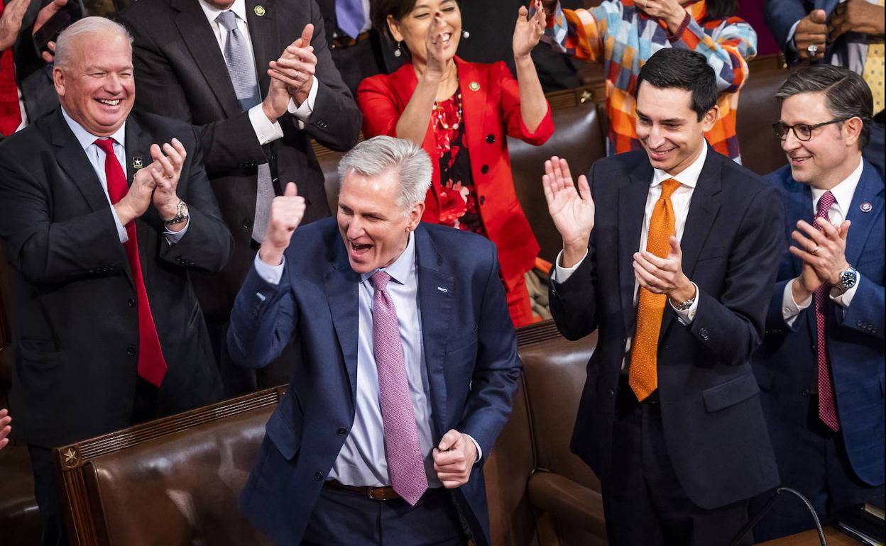 McCarthy celebra la victoria tras catorce votaciones fallidas.