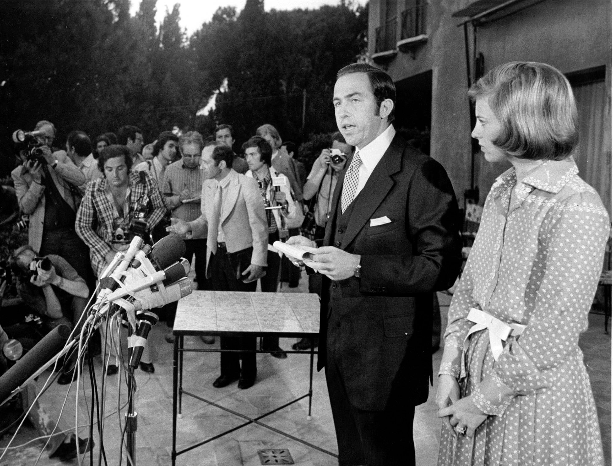 El depuesto rey Constantino, junto a su esposa, se dirige a la prensa en Roma el 2 de junio de 1973 tras su destronamiento.